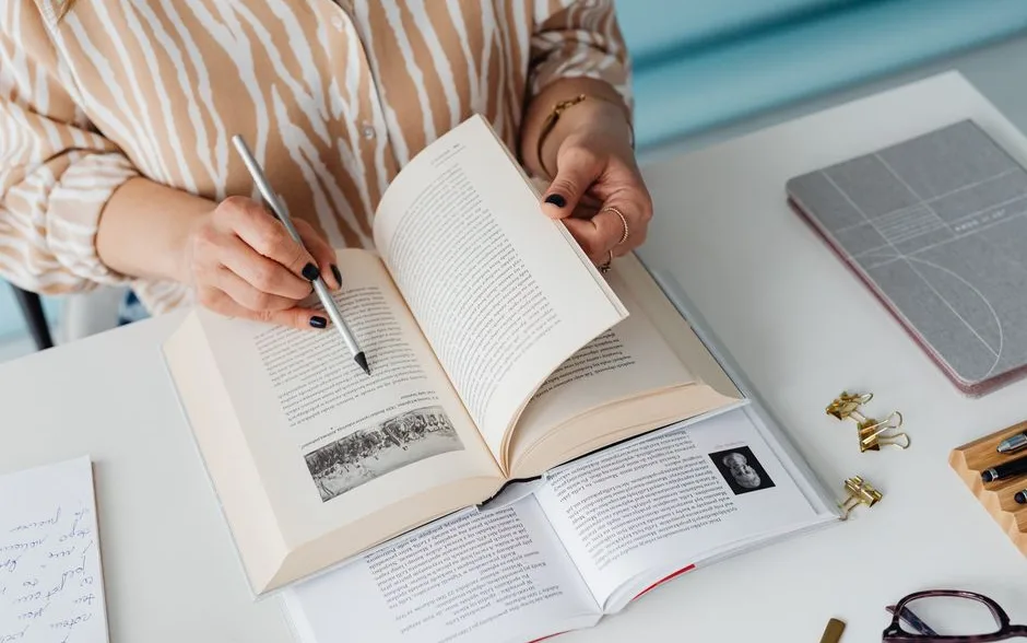 Lecture et prise de notes devant des livres ouverts